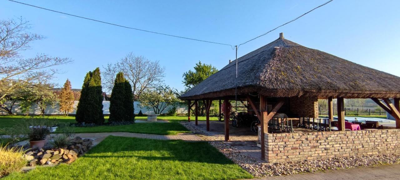 Village Garden Family Guest House Tiszakanyár Eksteriør billede