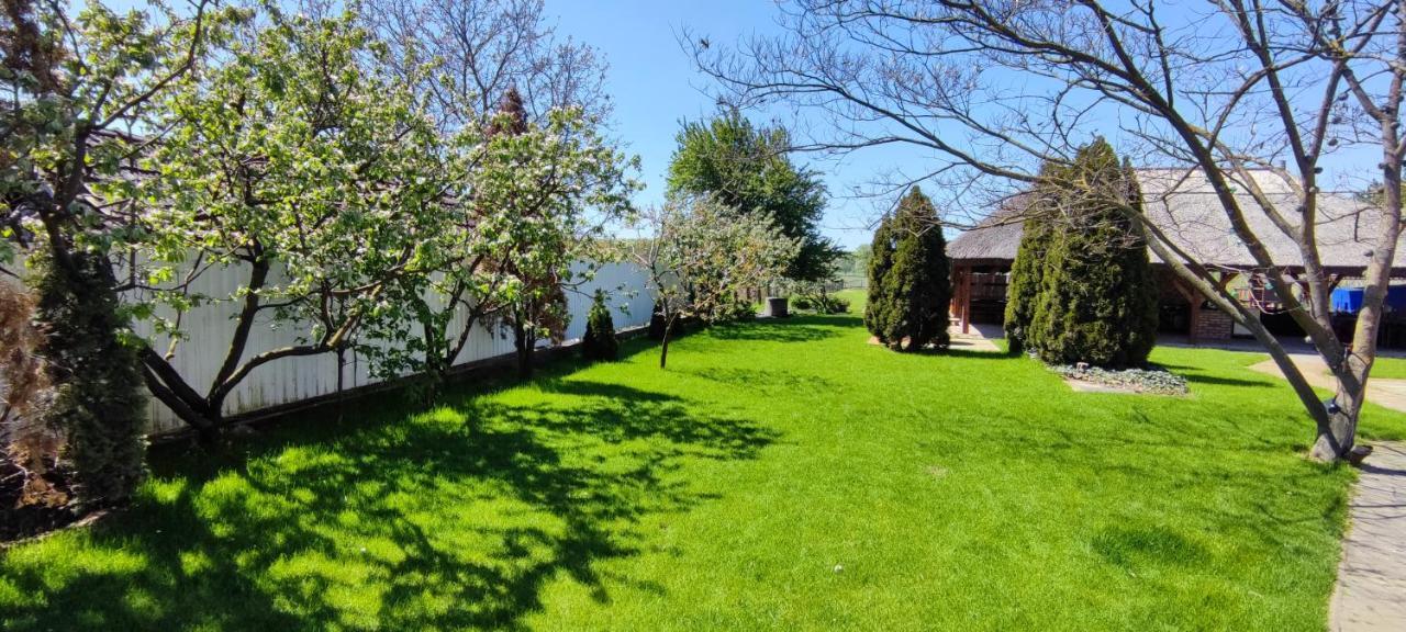 Village Garden Family Guest House Tiszakanyár Eksteriør billede