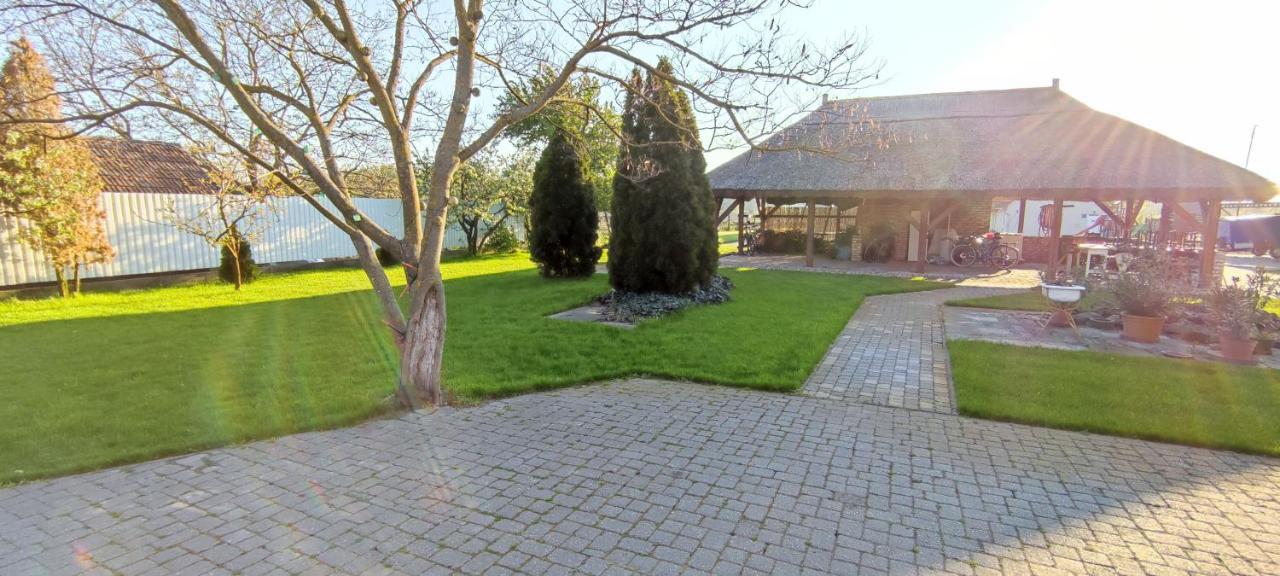 Village Garden Family Guest House Tiszakanyár Eksteriør billede