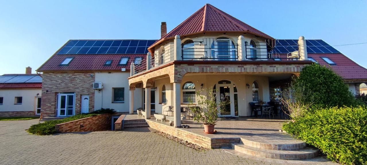 Village Garden Family Guest House Tiszakanyár Eksteriør billede