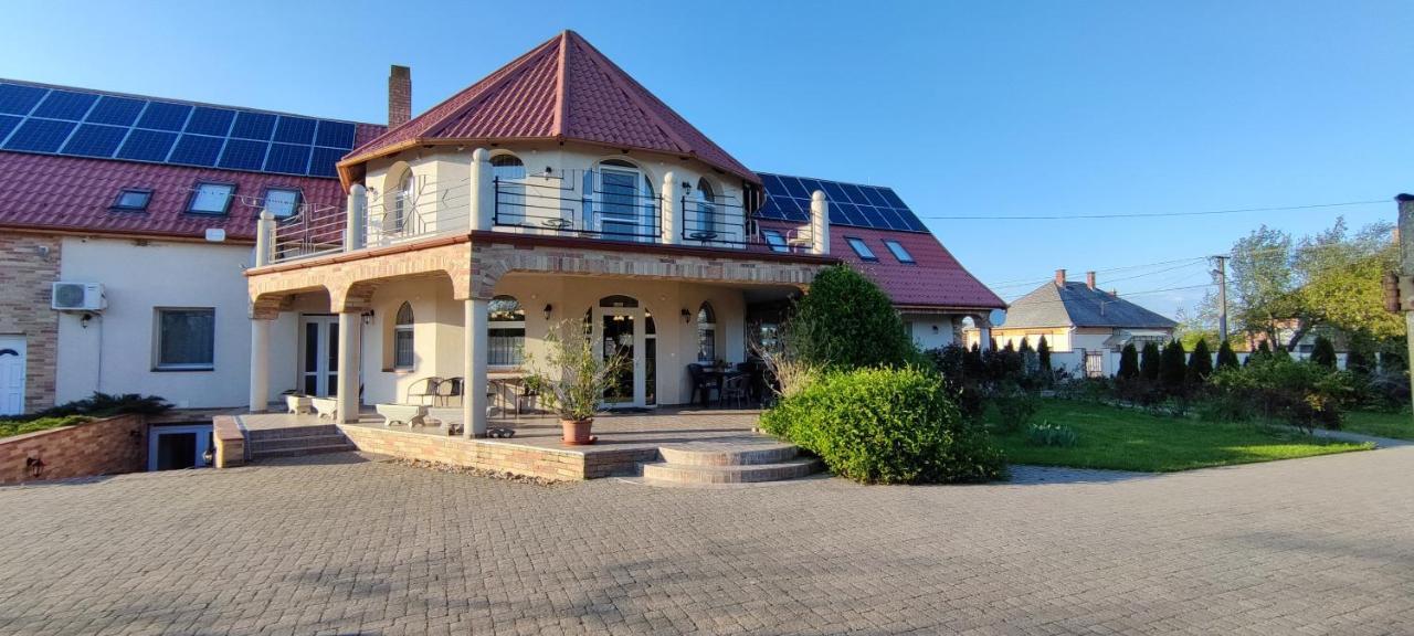 Village Garden Family Guest House Tiszakanyár Eksteriør billede