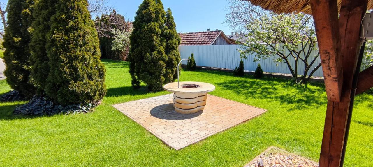 Village Garden Family Guest House Tiszakanyár Eksteriør billede