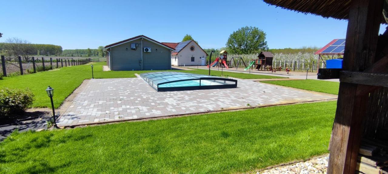 Village Garden Family Guest House Tiszakanyár Eksteriør billede