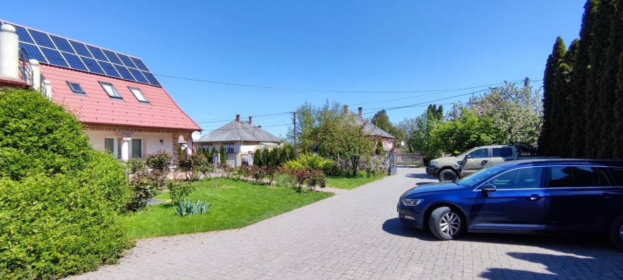 Village Garden Family Guest House Tiszakanyár Eksteriør billede