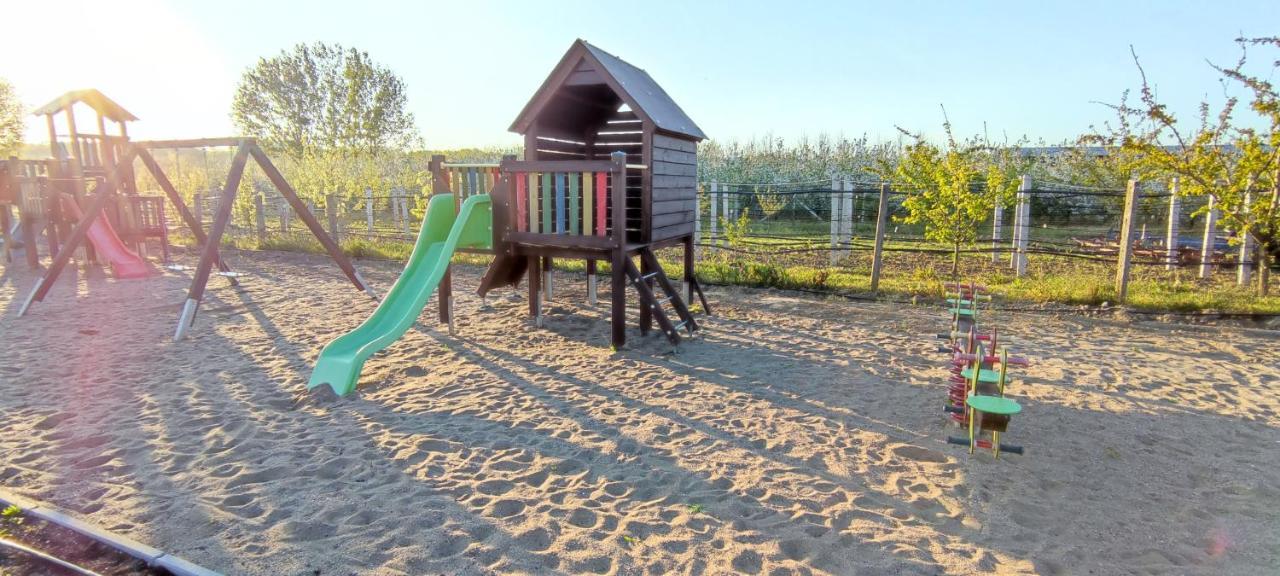 Village Garden Family Guest House Tiszakanyár Eksteriør billede