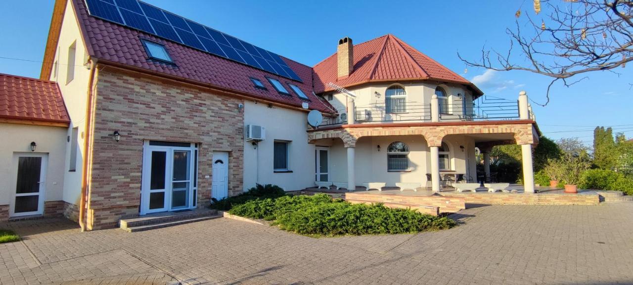 Village Garden Family Guest House Tiszakanyár Eksteriør billede