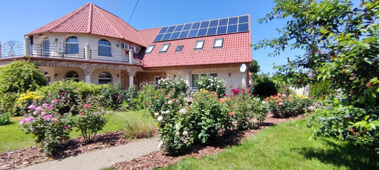 Village Garden Family Guest House Tiszakanyár Eksteriør billede