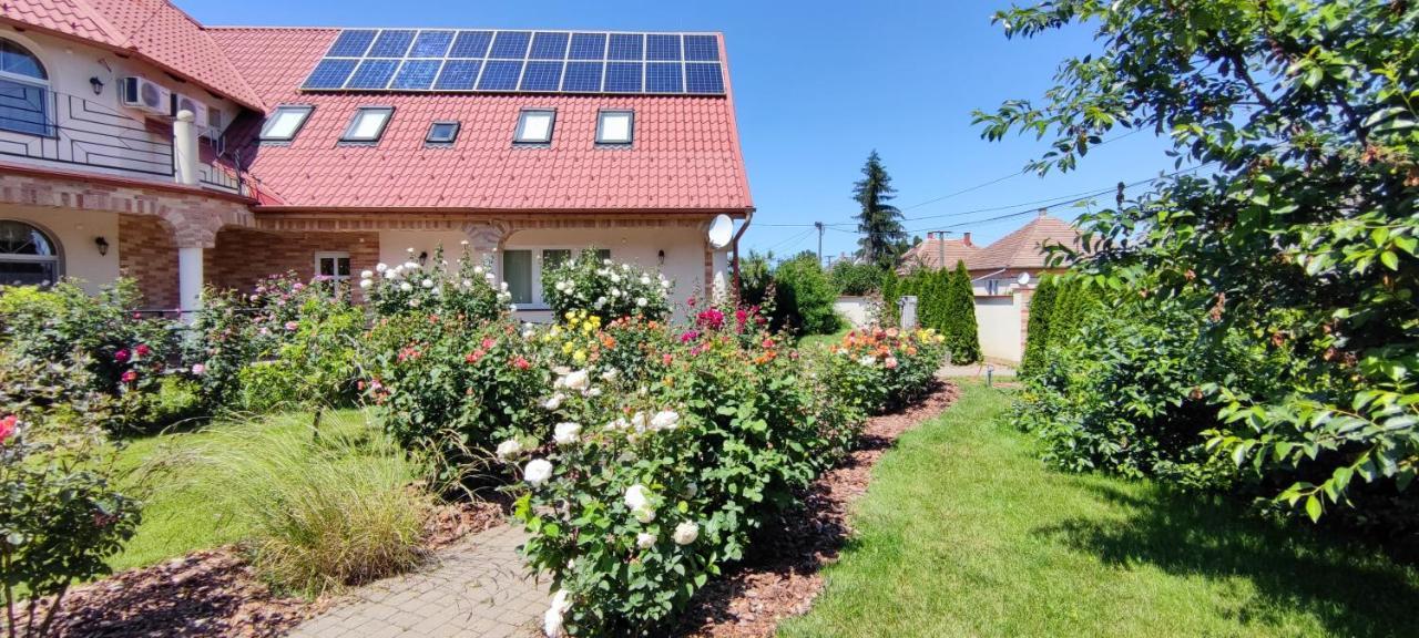 Village Garden Family Guest House Tiszakanyár Eksteriør billede